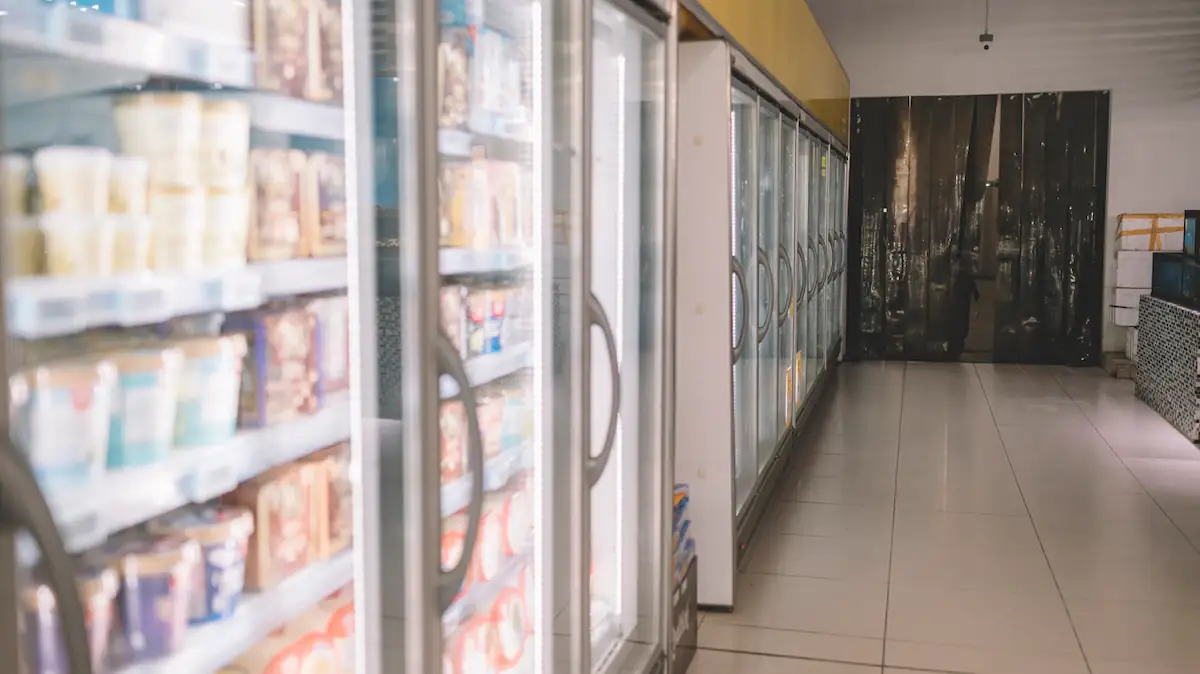 Kühlregal im Supermarkt mit verschiedenen Eiscreme-Produkten