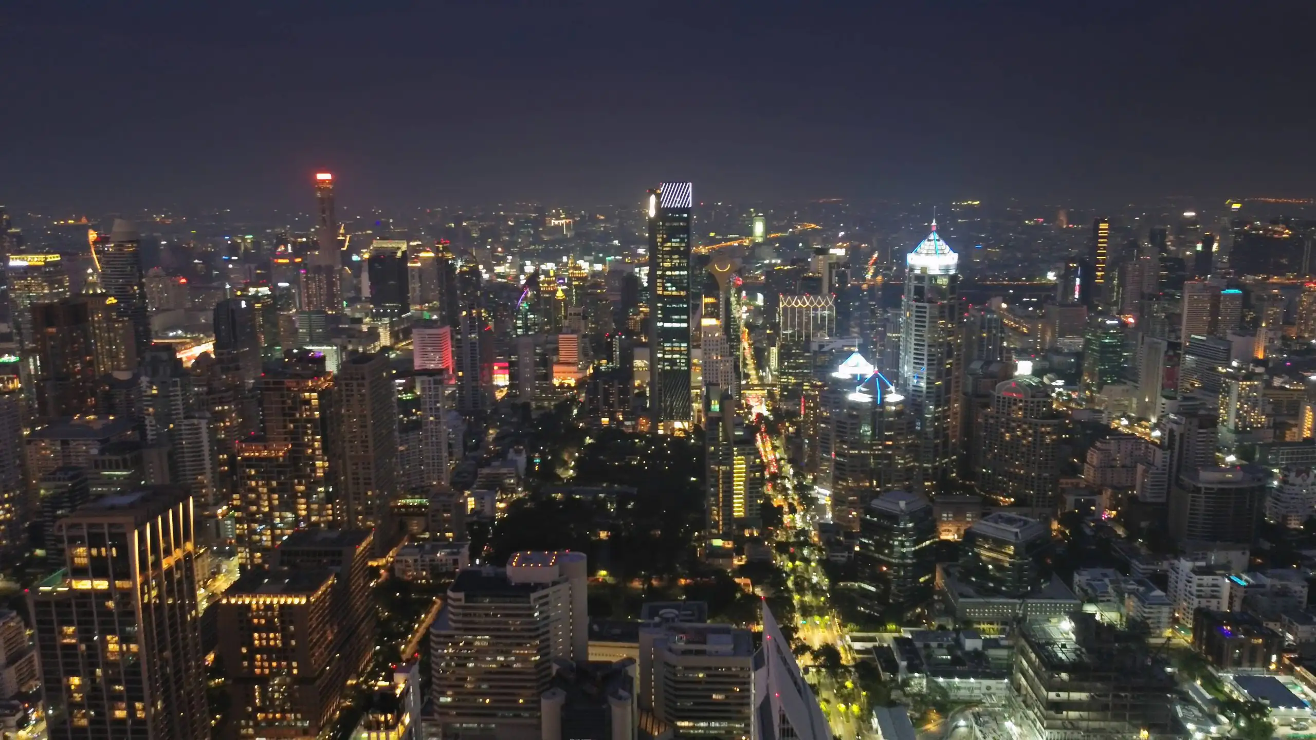 Luftaufnahme von Bangkok (Thailand) bei Nacht, wo ein deutscher Hacker verhaftet wurde