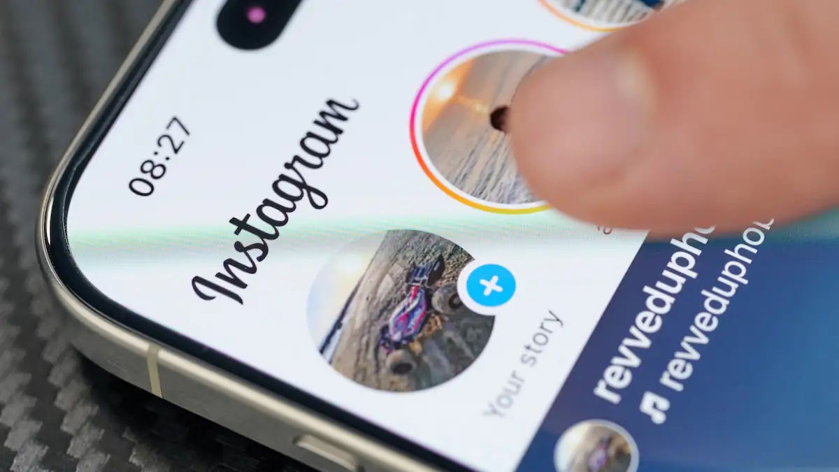 Meta testet neues Abo „Instagram Plus“, das vor allem Neurungen für Stories bringen soll: Jemand hält auf einem Smartphone den Finger bereit, um auf eine Instagram-Story zu tippen 