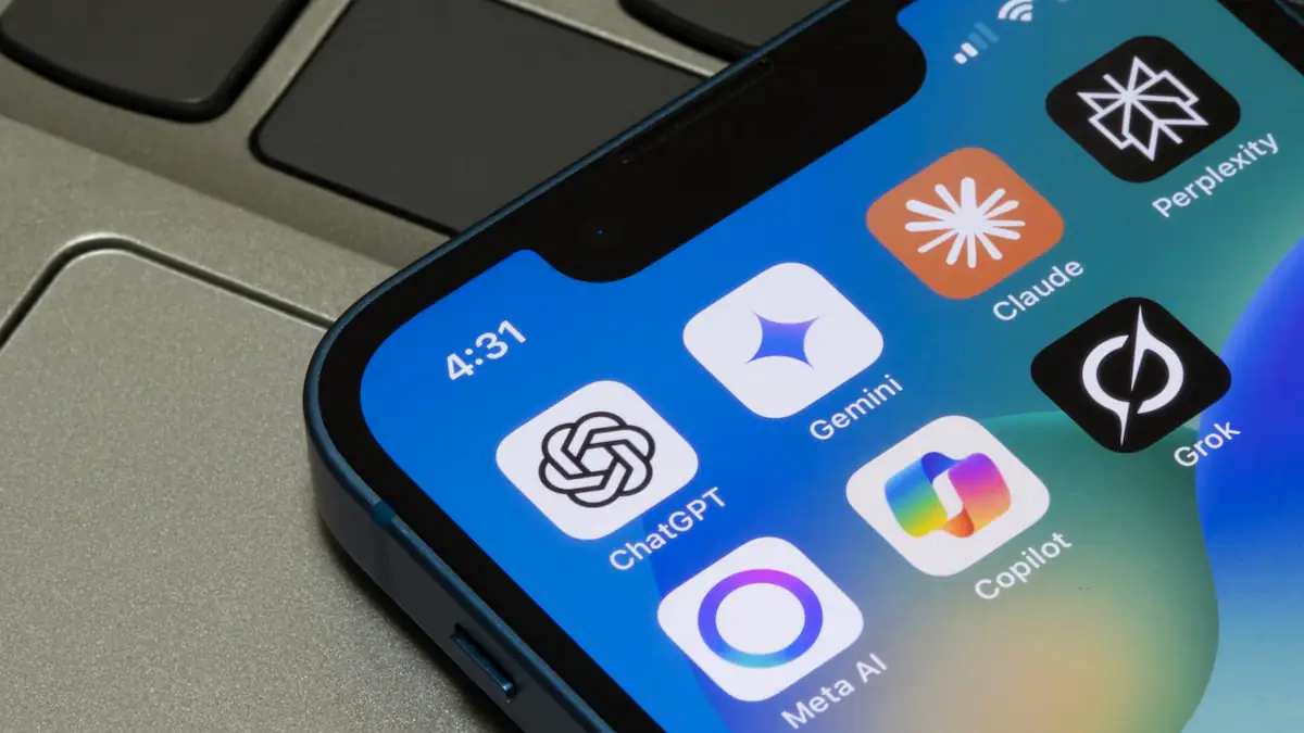 App-Icons verschiedener KI-Anwendungen wie ChatGPT und Meta AI auf einem Smartphone
