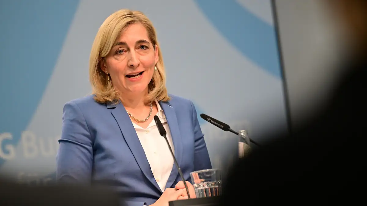 Nina Warken (CDU), Bundesministerin für Gesundheit, spricht während einer Pressekonferenz zur geplanten Finanzreform für die gesetzliche Krankenkasse (GKV).