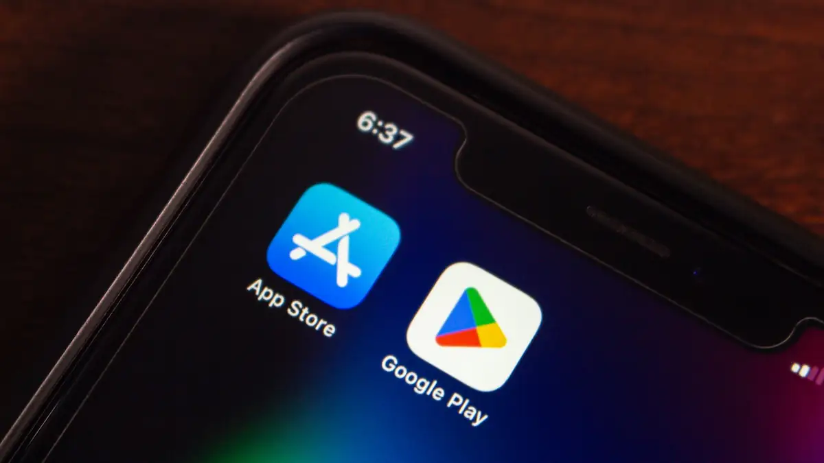 Malware über App-Store verteilt: Smartphone-Display zeigt App-Icons von Apple App Store und Google Play Store