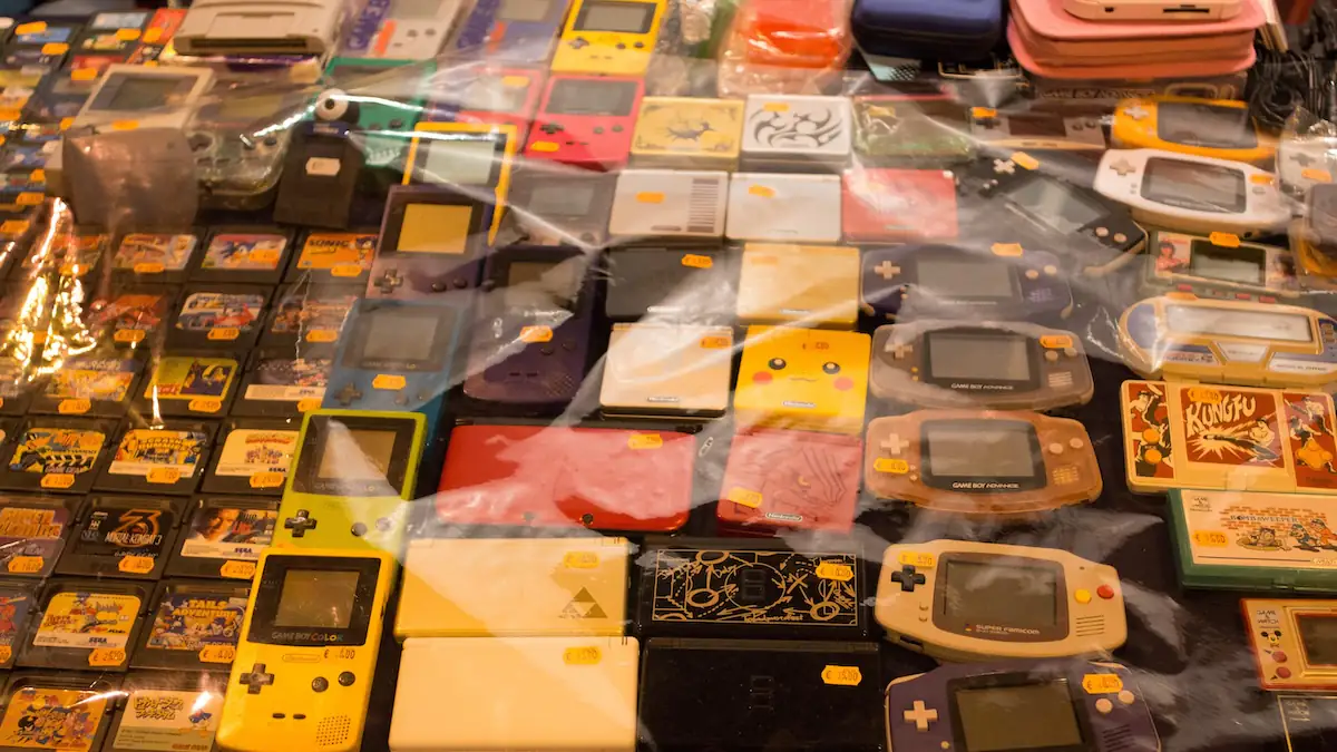 Alte Game-Boy-Modelle und Spiele von Nintendo