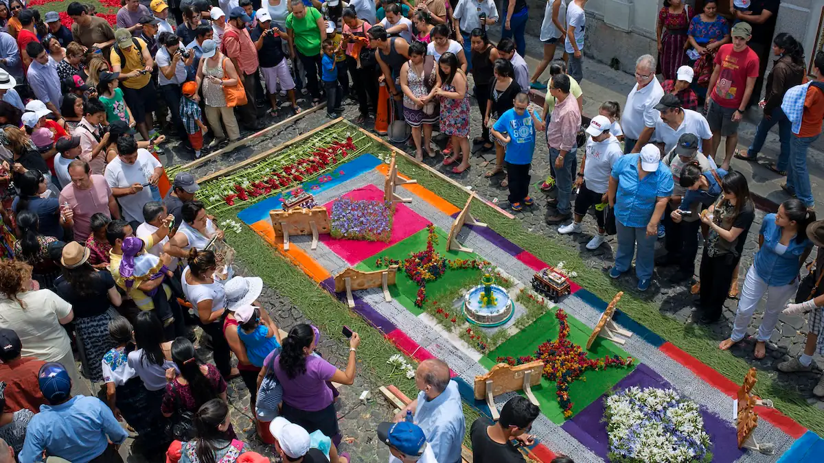 Tradition zu Ostern: Bunte Teppiche aus Blumen, Früchten und Sägemehl in Guatemala