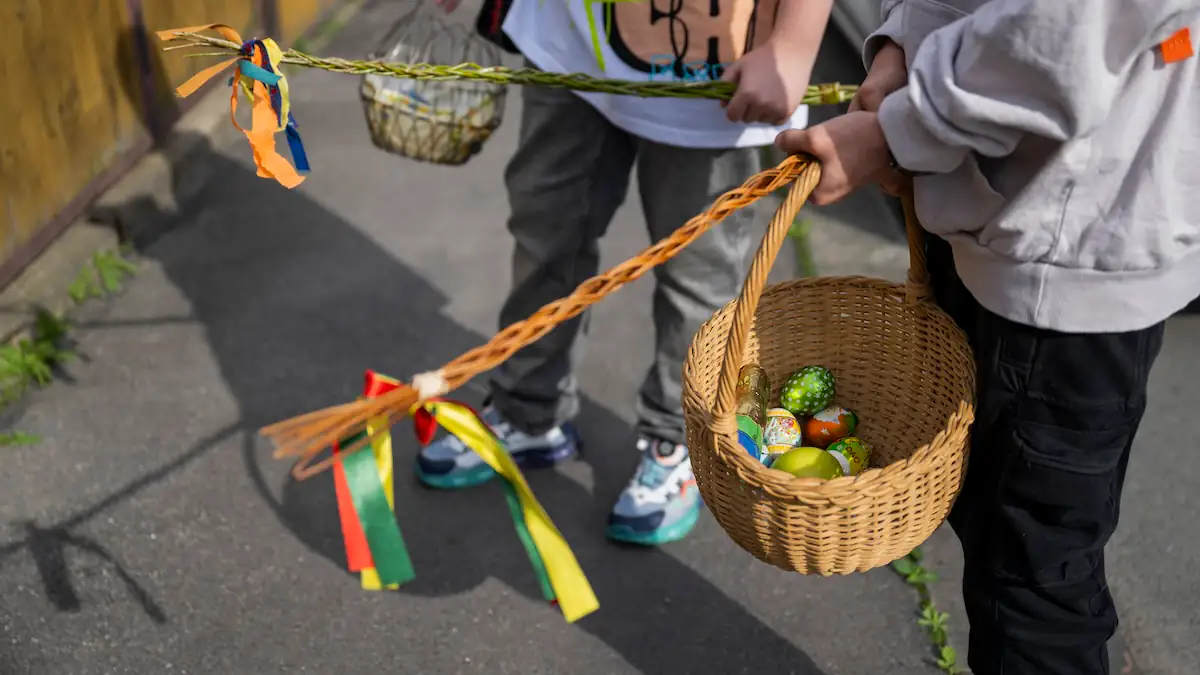 Tradition zu Ostern: Geflochtene Weidenruten mit bunten Bändern