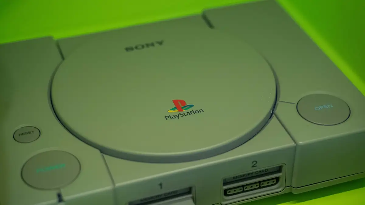 Sony PlayStation 1 vor grünem Hintergrund