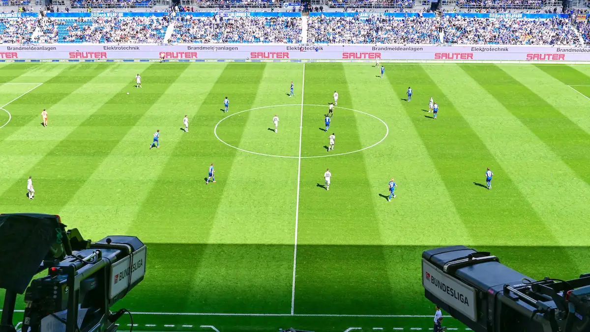 Sky-Übernahme durch RTL: Fernsehkameras sind auf ein Fußballspiel gerichtet