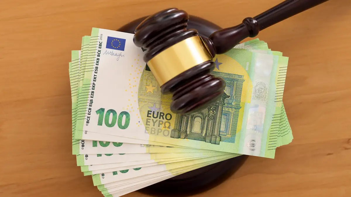 Rundfunkbeitrag vor Gericht Symbolbild: Gerichtshammer liegt auf mehreren 100-Euro-Scheinen