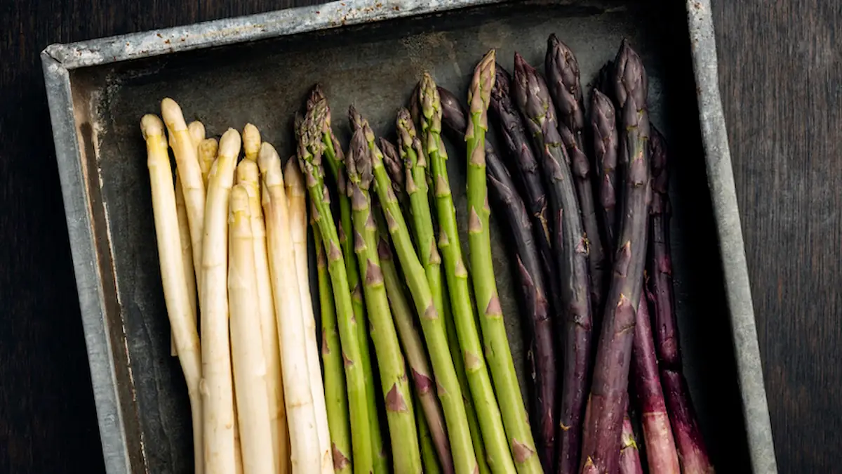 Weißer, grüner und lilaner Spargel nebeneinander
