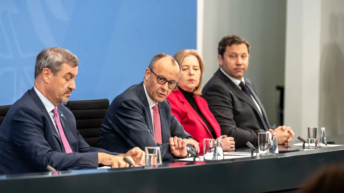 Markus Söder (l-r, CSU), Bundeskanzler Friedrich Merz (CDU), Bärbel Bas (SPD), sowie Lars Klingbeil (SPD) bei einer Pressekonferenz zu Maßnahmen gegen Spritpreise