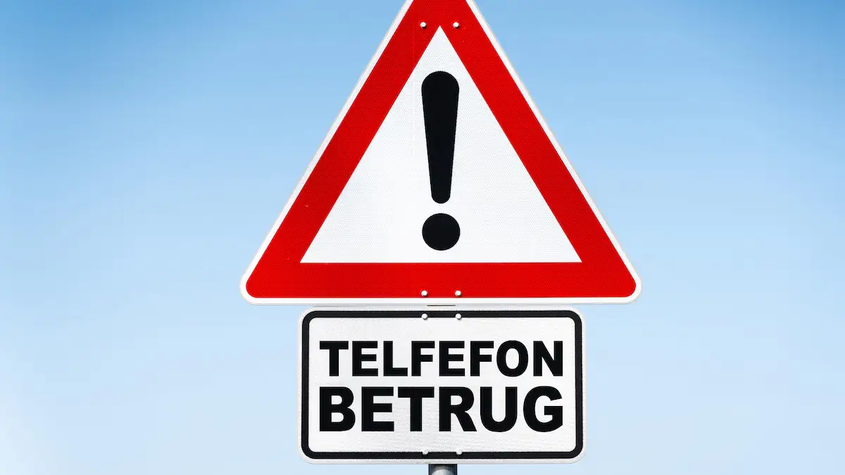 Warnschild, unter dem „Telefonbetrug“ steht