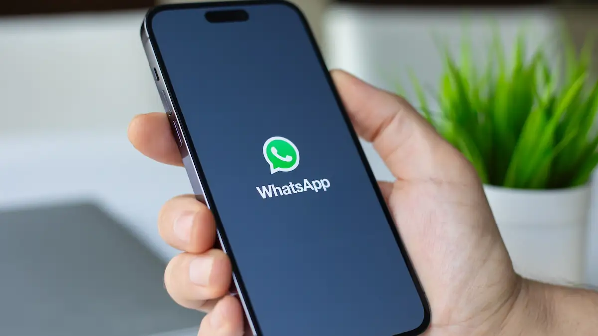 Smartphone mit WhatsApp-Logo auf dem Display