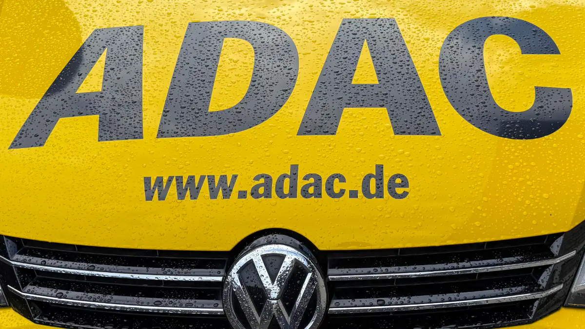 Ein Auto des ADAC mit Logo