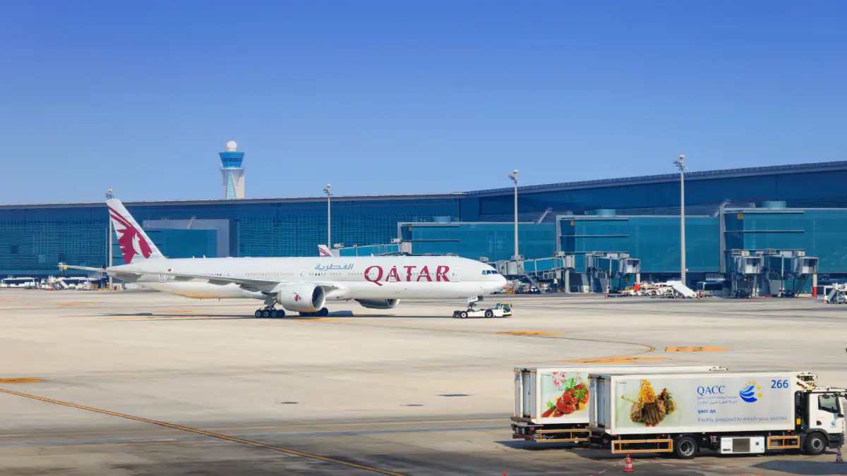 Kerosinmangel Symbolbild: Flugzeug von Qatar auf dem Rollfeld