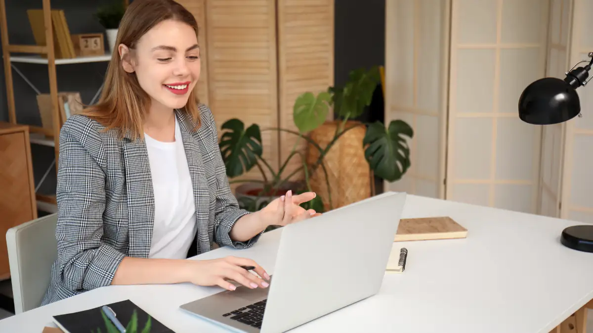 Symbolbild für Bewerber, die keinen Job finden. Eine Frau sitzt für einen Videocall vor dem Computer.