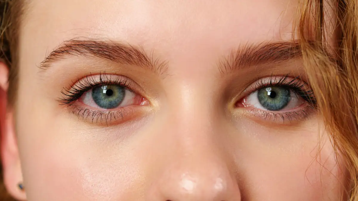 Frau mit blauen Augen