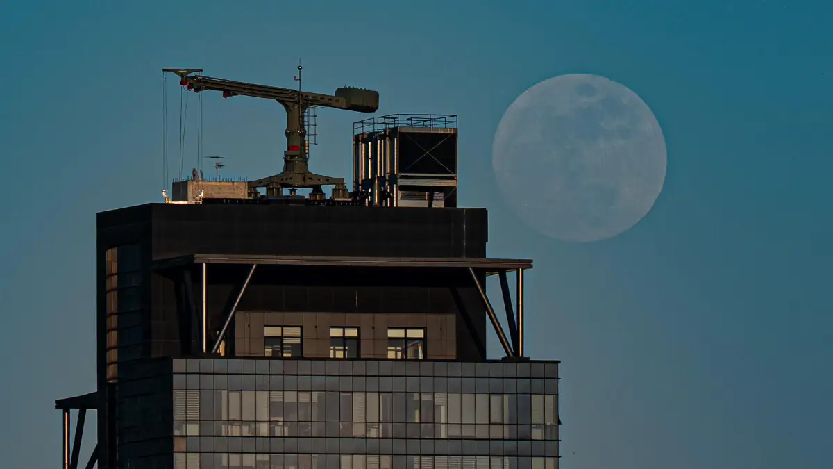 Symbolbild Blue Moon: Der Vollmond zeigt sich am Abendhimmel