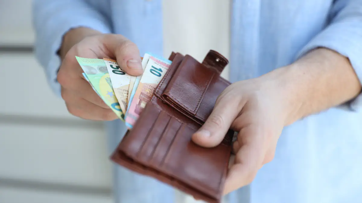 Person hält Euroscheine in der Hand