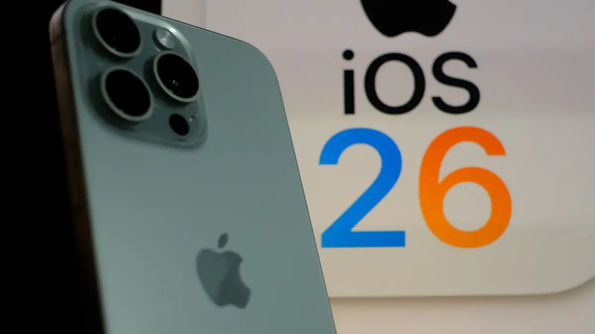 iOS 26.5 ebnet Weg für Werbung in Apple Karten: iPhone vor Bild von iOS 26