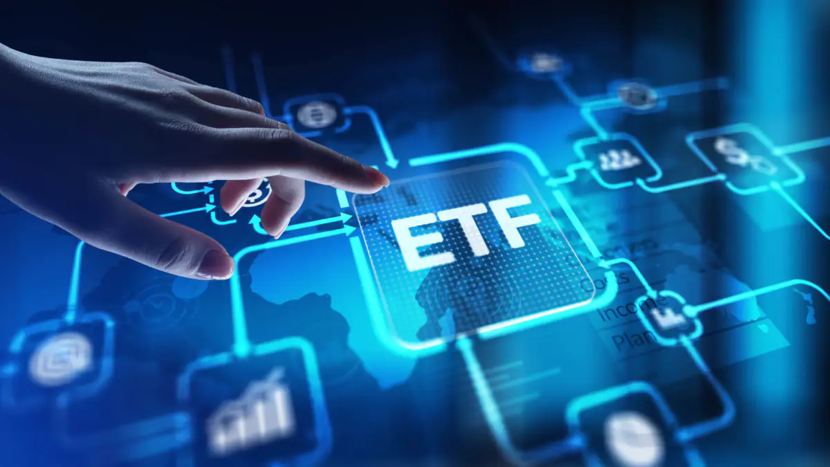 Hand berührt den Schriftzug ETF