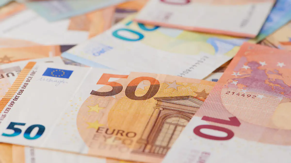 Euroscheine liegen auf einem Tisch