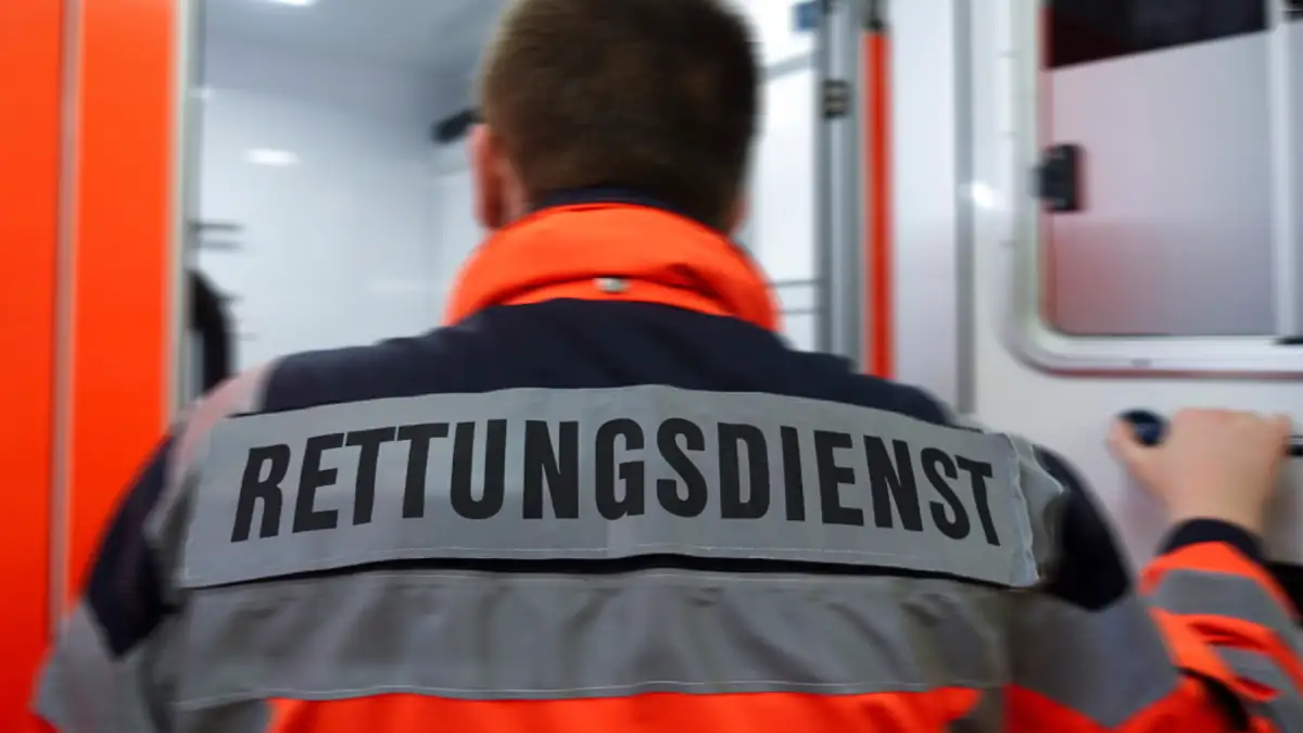 Rettungssanitäter von hinten