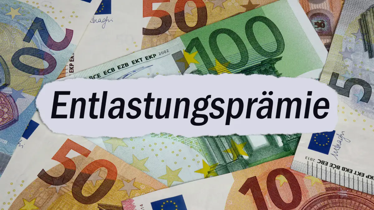 Euroscheine und der Schriftzug Entlastungsprämie