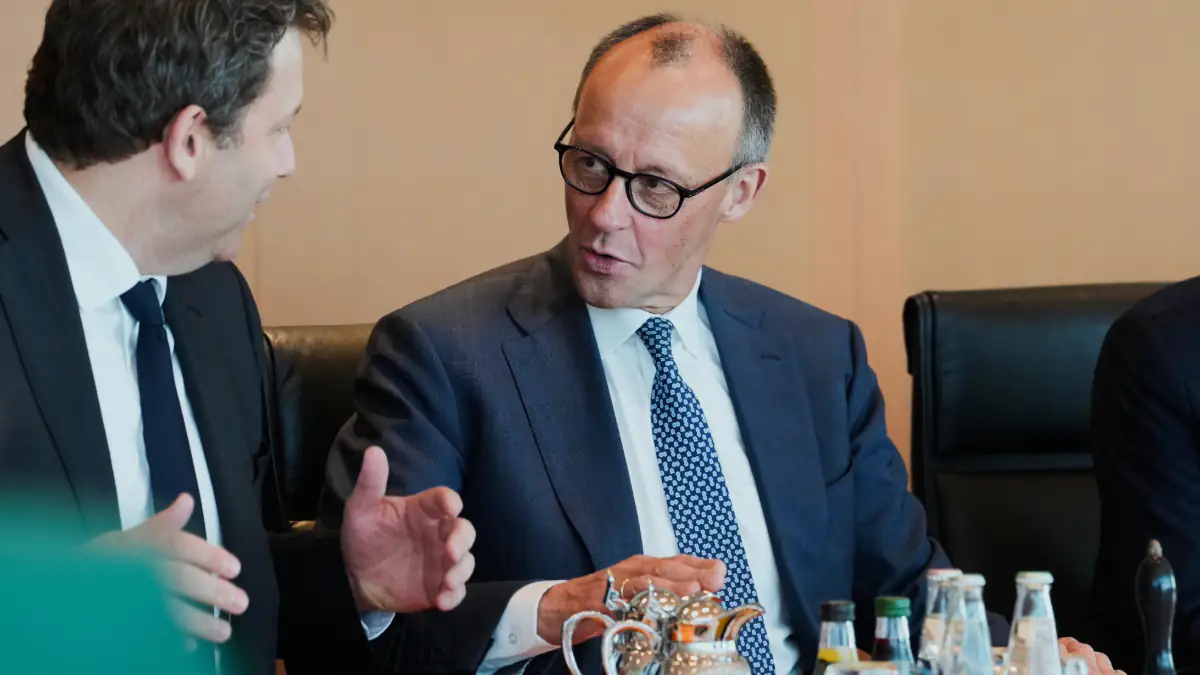 Kanzler Friedrich Merz im Gespräch mit Lars Klingbeil