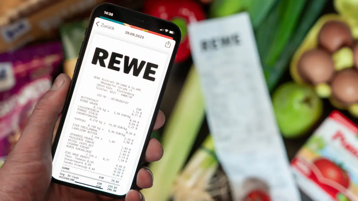 Smartphone mit einer Rechnung von Rewe
