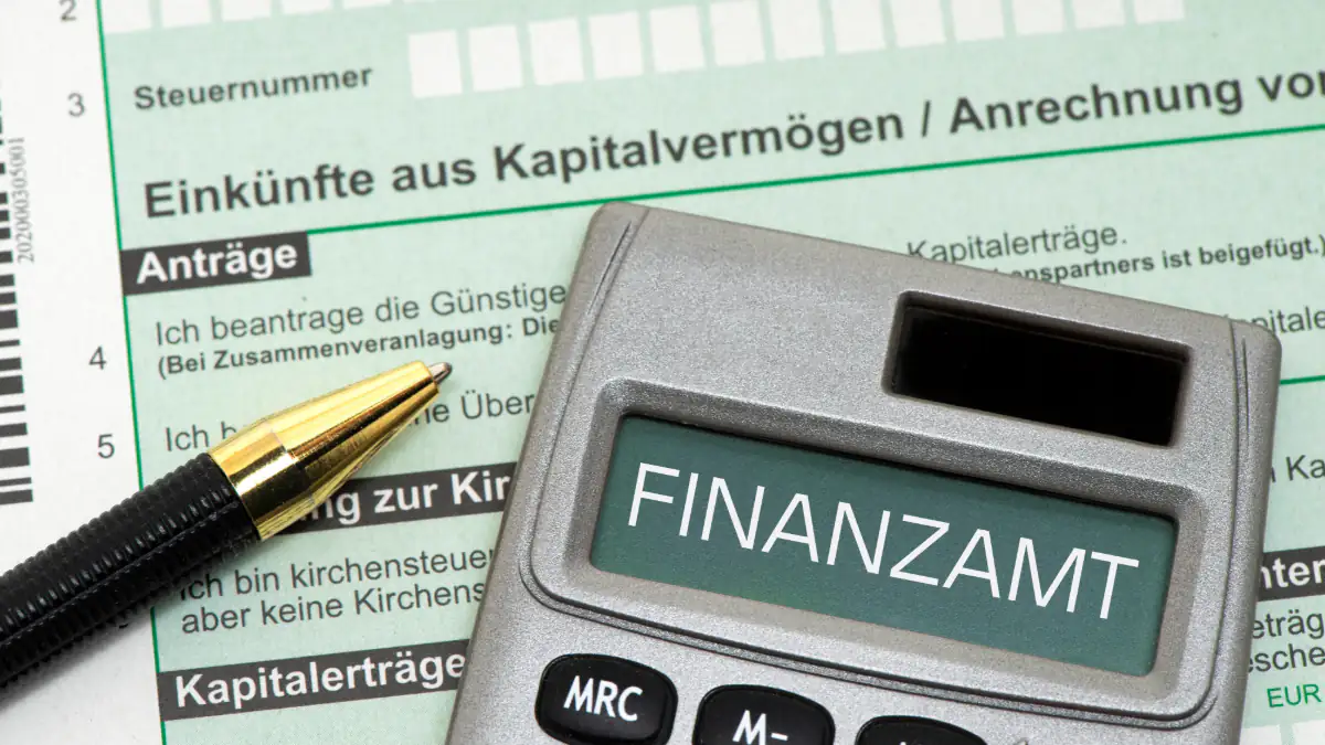 Symbolbild Steuerreform: Taschenrechner mit der Aufschrift Finanzamt