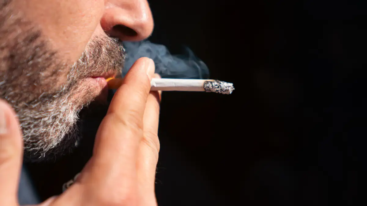 Mann raucht eine Zigarette