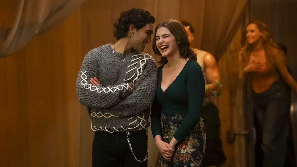 Justin (Josh Heuston) and Hannah Wells (Ella Bright) in der Amazon-Serie OFF CAMPUS