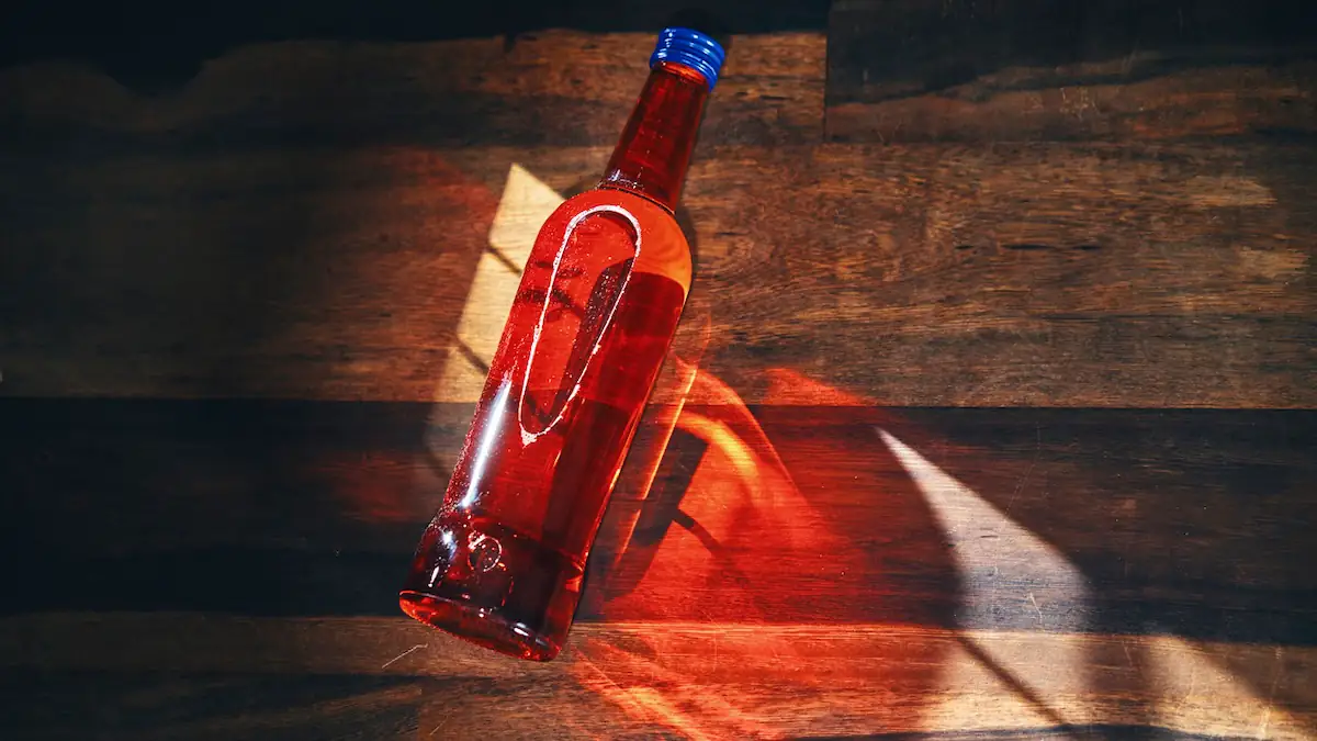 Aperol Spritz: Leuchtend orange-roter Aperol in einer Flasche