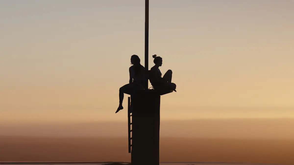 „Apex“-Alternative: Im Film „Fall“ sitzen zwei Frauen als Silhouette vor Sonnenuntergang auf einem hohen Sendemast in der Wüste