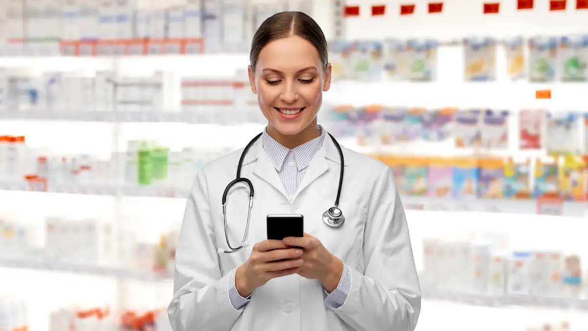 Assistierte Telemedizin: Apothekerin mit einem Smartphone
