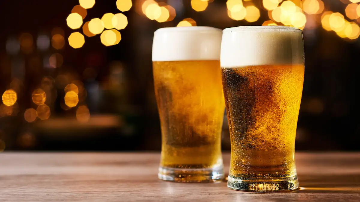 Alkoholfreies Bier in zwei Gläsern