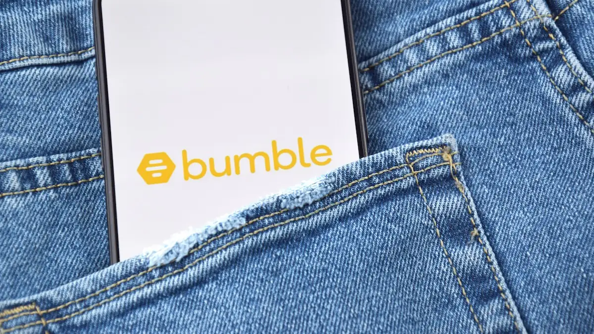 BUmble auf einem Smartphone, das in einer Hosentasche steckt