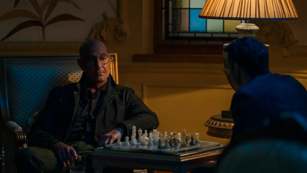 Stanley Tucci (Bernard Orlick), Richard Madden (Mason Kane) in der Amazon-Serie „Citadel“ beim Schachspielen
