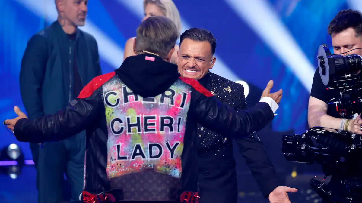 Juror Dieter Bohlen gratuliert Kandidat Menowin Fröhlich zum Gewinn der 22. Staffel der deutschen Gesangs-Castingshow 'Deutschland sucht den Superstar' (DSDS) in den MMC-Studios