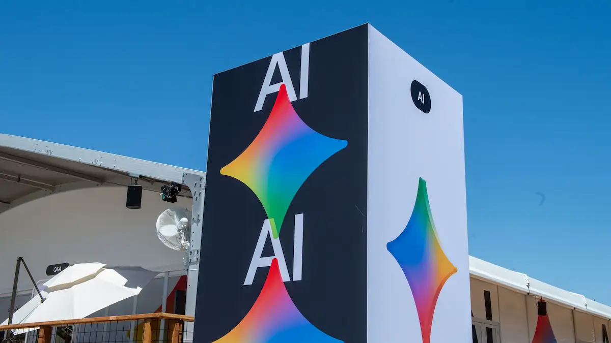 Eine Säule mit der Abkürzung AI (Artificial Intelligence - Künstliche Intelligenz) ist an einem Pavillon auf der Entwicklerkonferenz Google I/O zu sehen.