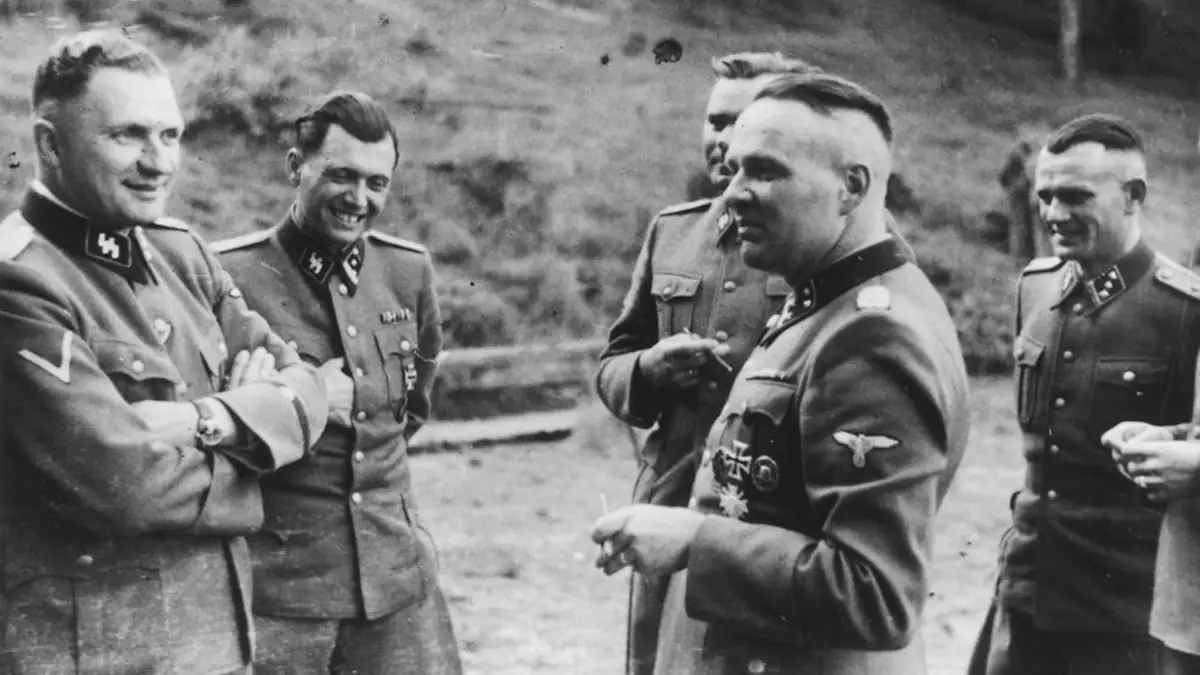 Foto mit Josef Mengele und anderen NS-Offizieren im Jahr 1944