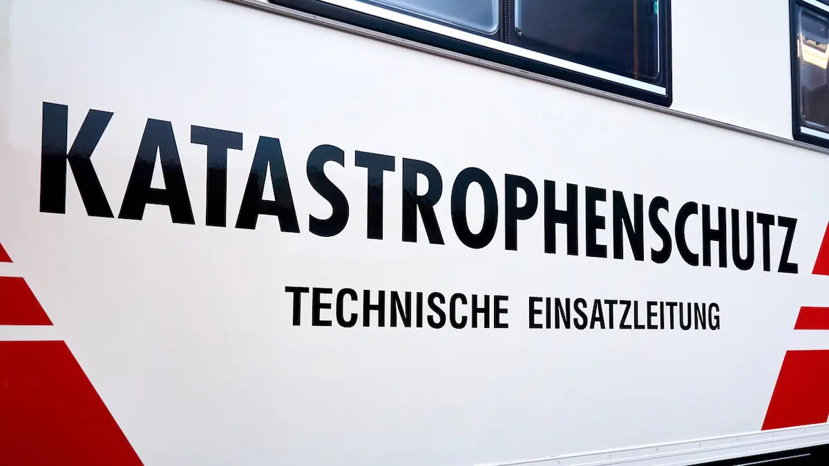 Deutsches Zivilschutzfahrzeug mit dem Schriftzug „Katastrophenschutz Technische Einsatzleitung“