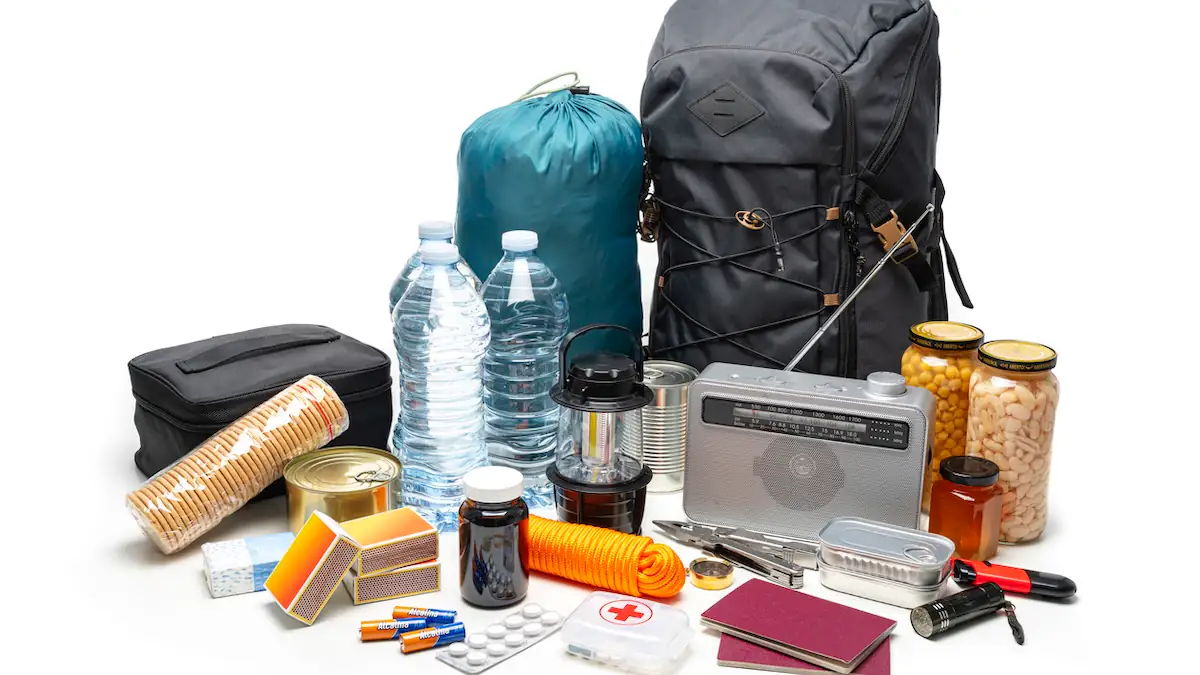 Vorräte für den Krisenfall: Rucksack mit u.a. Wasserflaschen, Konserven, einem Radio und Medikamenten