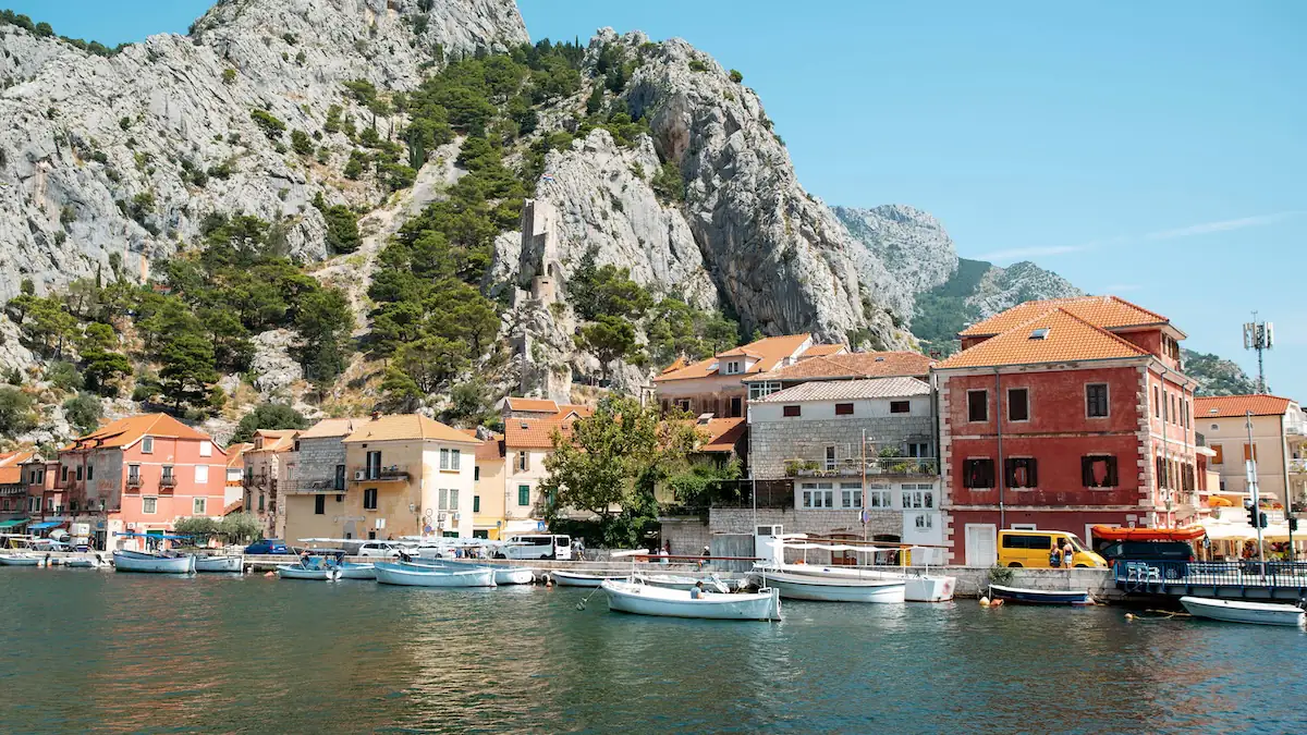Omis in Kroatien: Malerische Stadt an der Küste