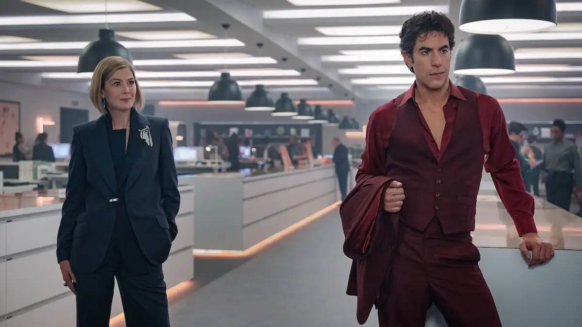 Rosamund Pike und Sacha Baron Cohen im Netflix-Film „Ladies First“