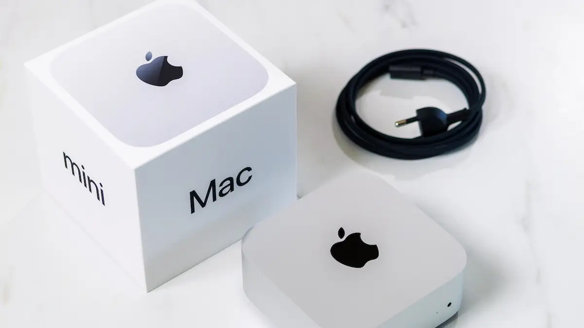 Apple Mac mini neben seiner Verpackung