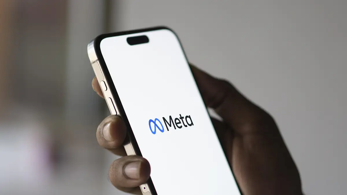 Meta One: Meta-Logo auf einem Smartphone, das jemand in der Hand hält