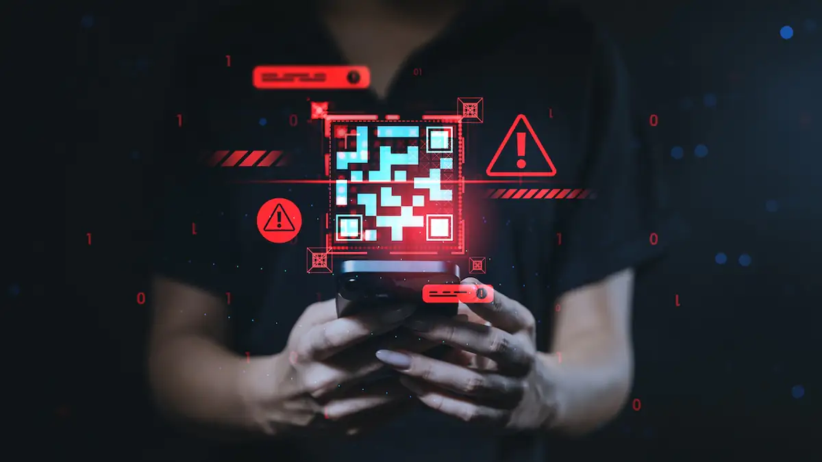 Qr-Code mit Warnzeichen vor düsterer Gestalt mit Smartphone im Hintergrund