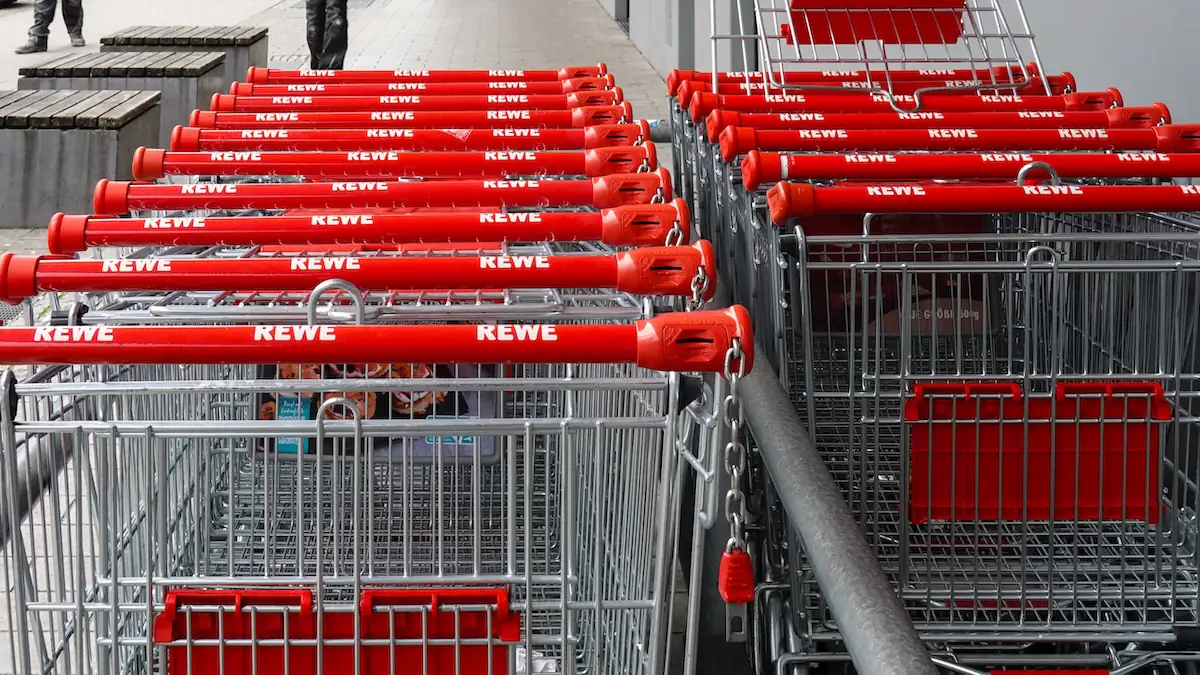 Einkaufswagen mir Rewe-Logo in mehreren Reihen