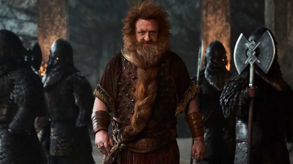 Owain Arthur als Durin in der Serie „Die Ringe der Macht“